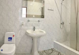 Гостевой дом Черноморская 3 Дивноморское Семейный номер с балконом-4