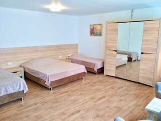 Гостевой дом Черноморская 3 Дивноморское Семейный номер с балконом-1